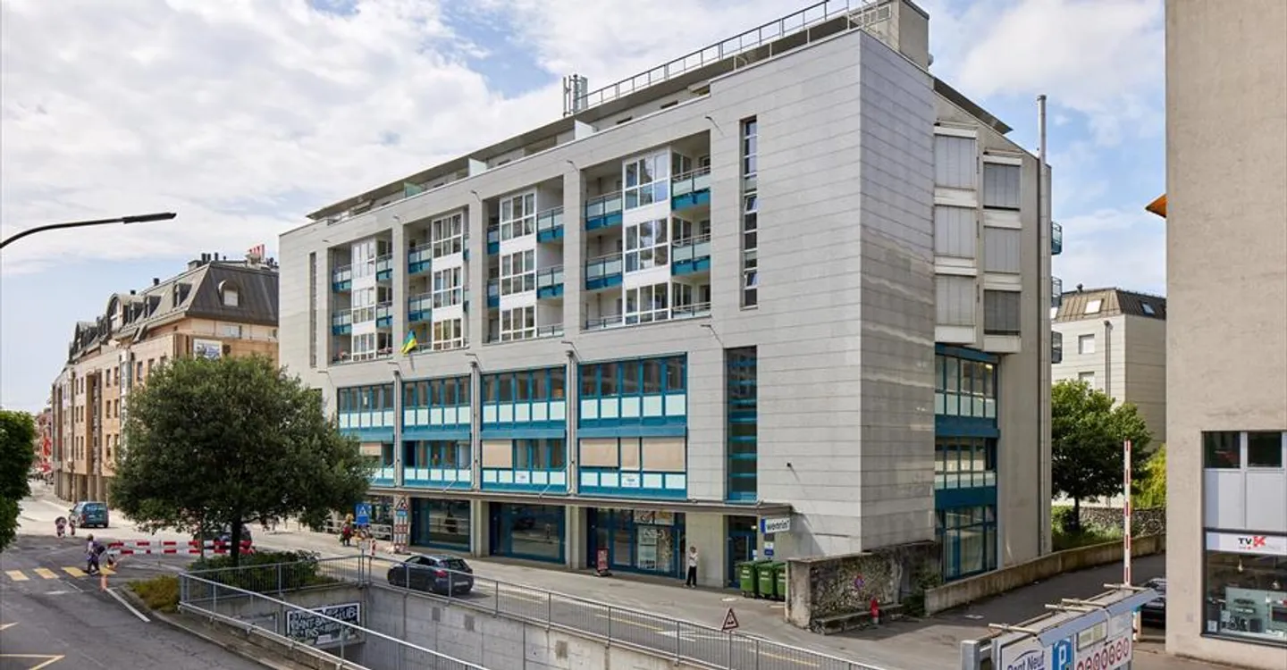 Mixed-use building for rent - Photo 4 of 4