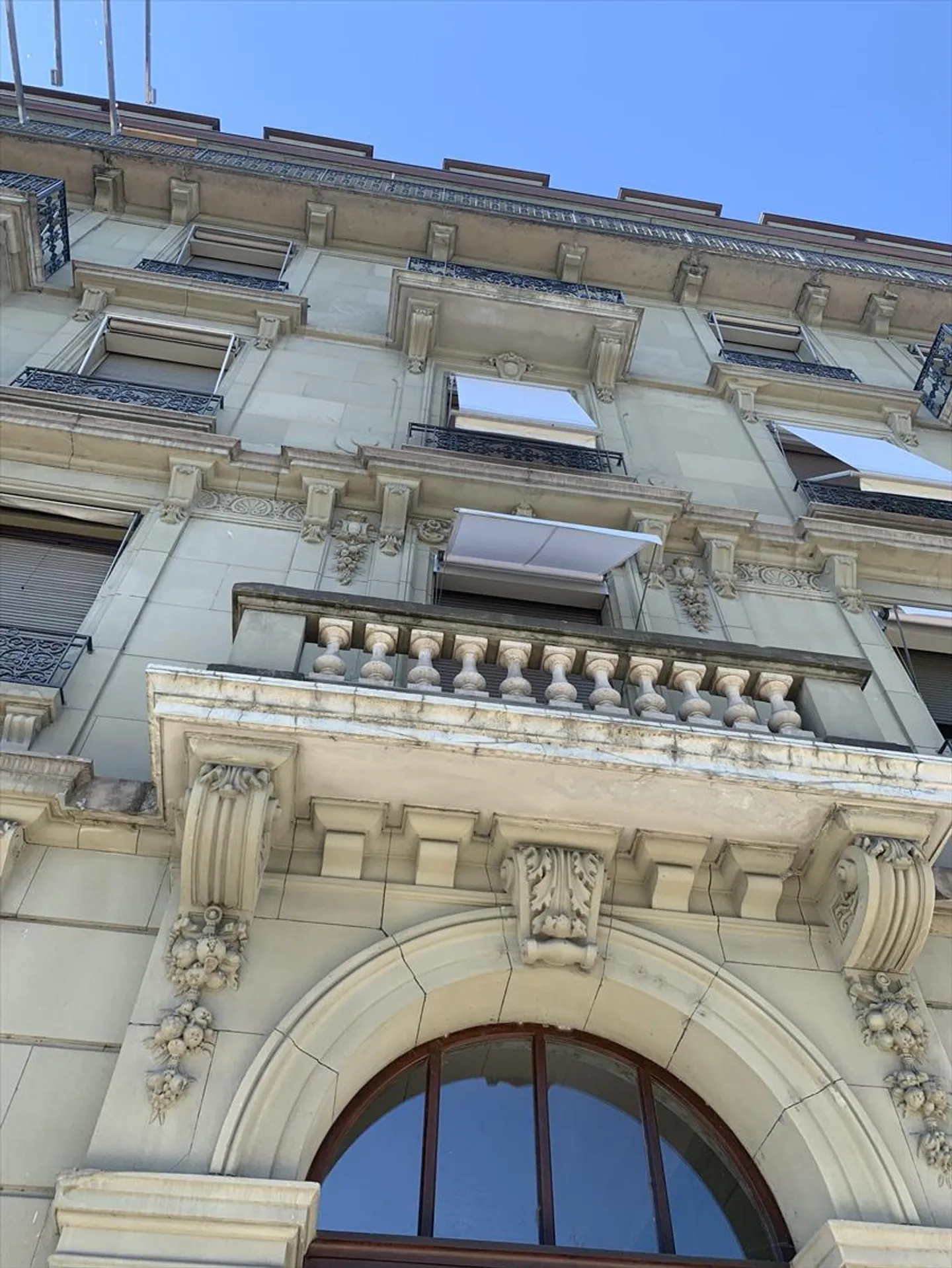 Studio - Photo 6 of 8