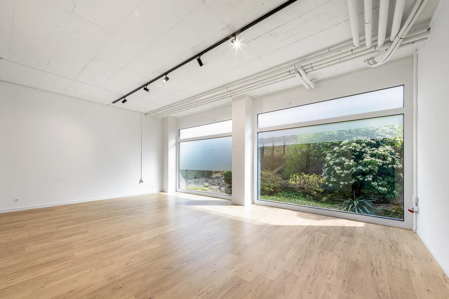 Modern, high-quality commercial space in the center of Mutsche... - Photo 10 of 12