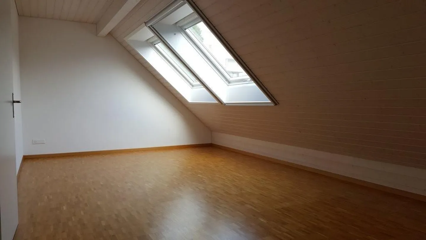 Modern 5.5-room attic apartment with gallery and panoramic view - Photo 11 of 12