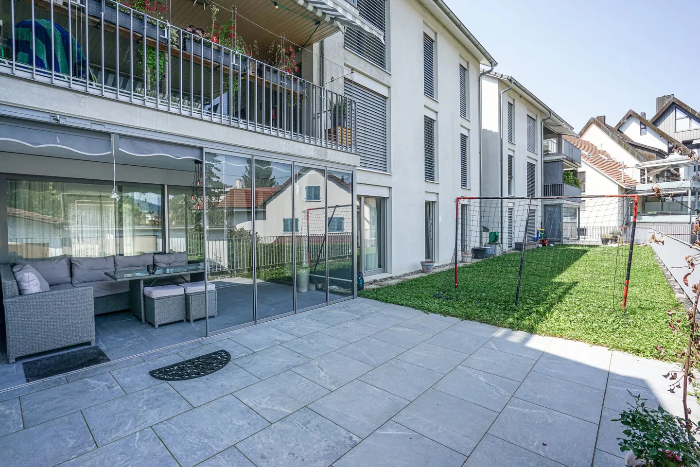 Appartamento con giardino nel centro di Aesch - Foto 3 di 8