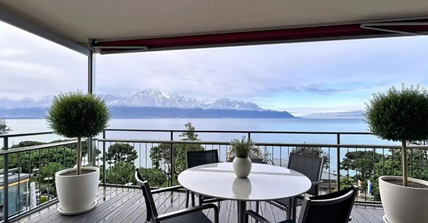 Magnificent 4.5 rooms with panoramic view of Lake Geneva - Photo 2 of 10