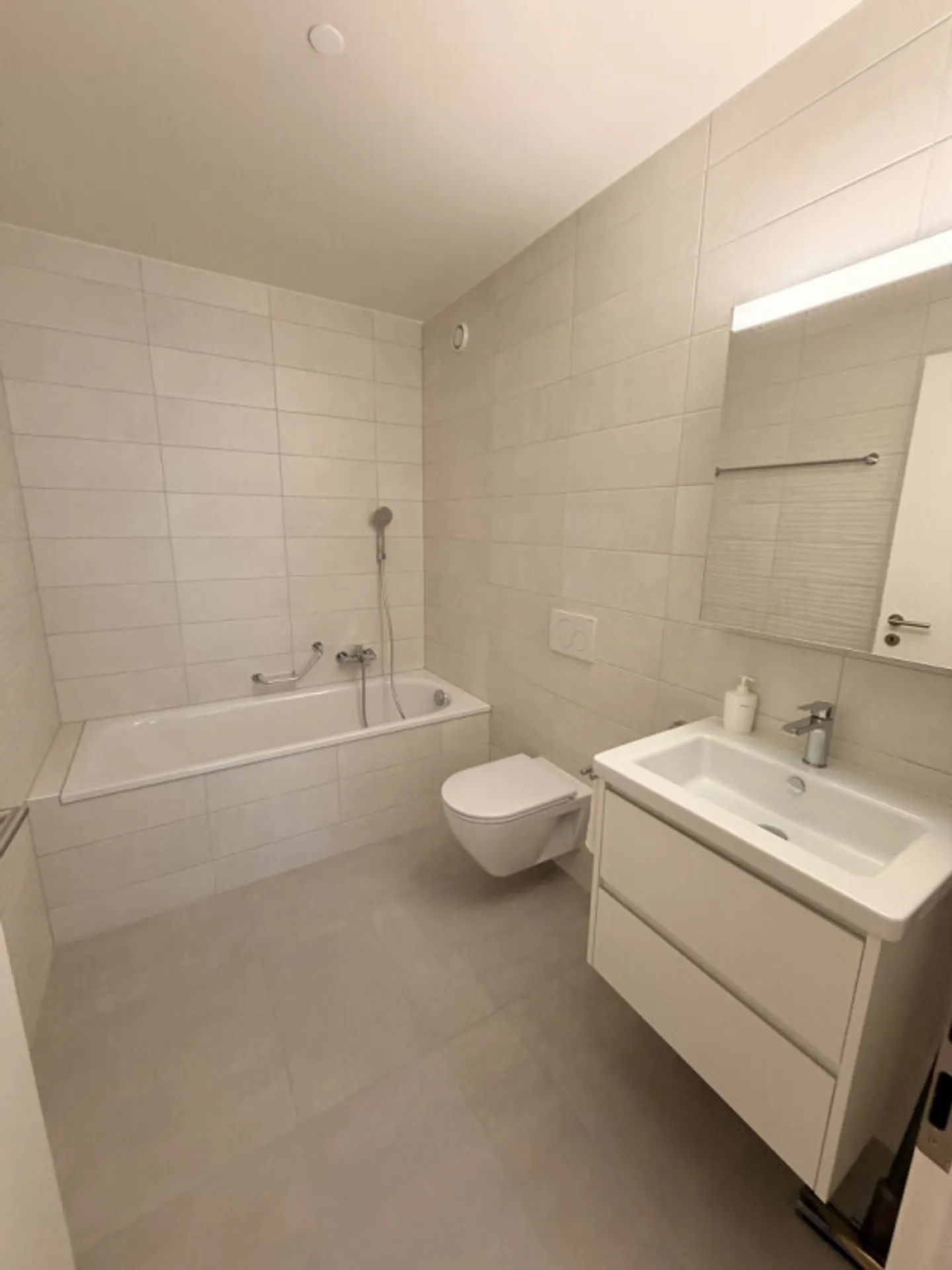 Spazio Commerciale Luminoso a Cossonay - Foto 3 di 5
