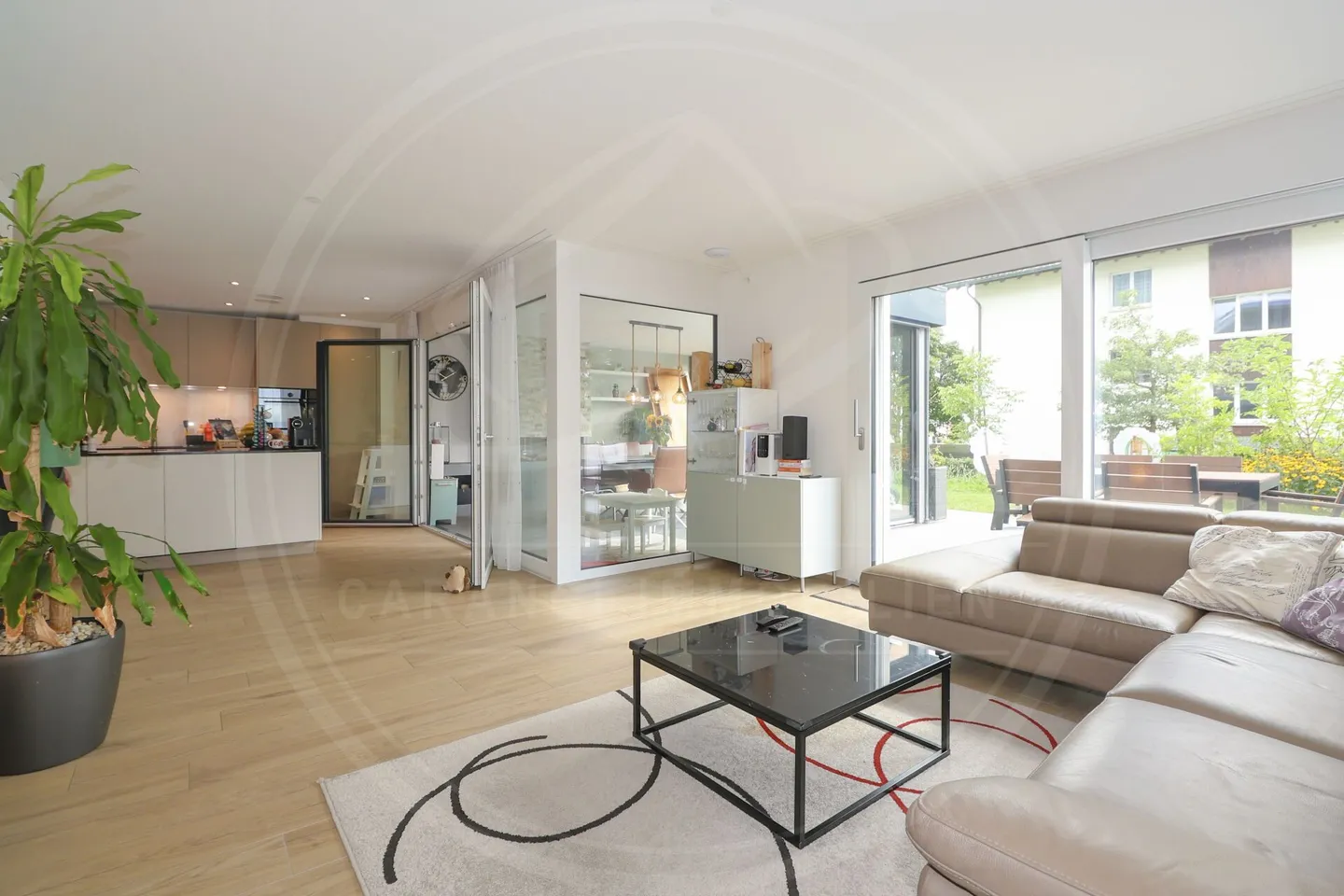 Exklusive 4½-Zimmer-Gartenwohnung mit Wintergarten - Wohnen im Grünen nahe Zürich & Zug - Foto 2 von 17