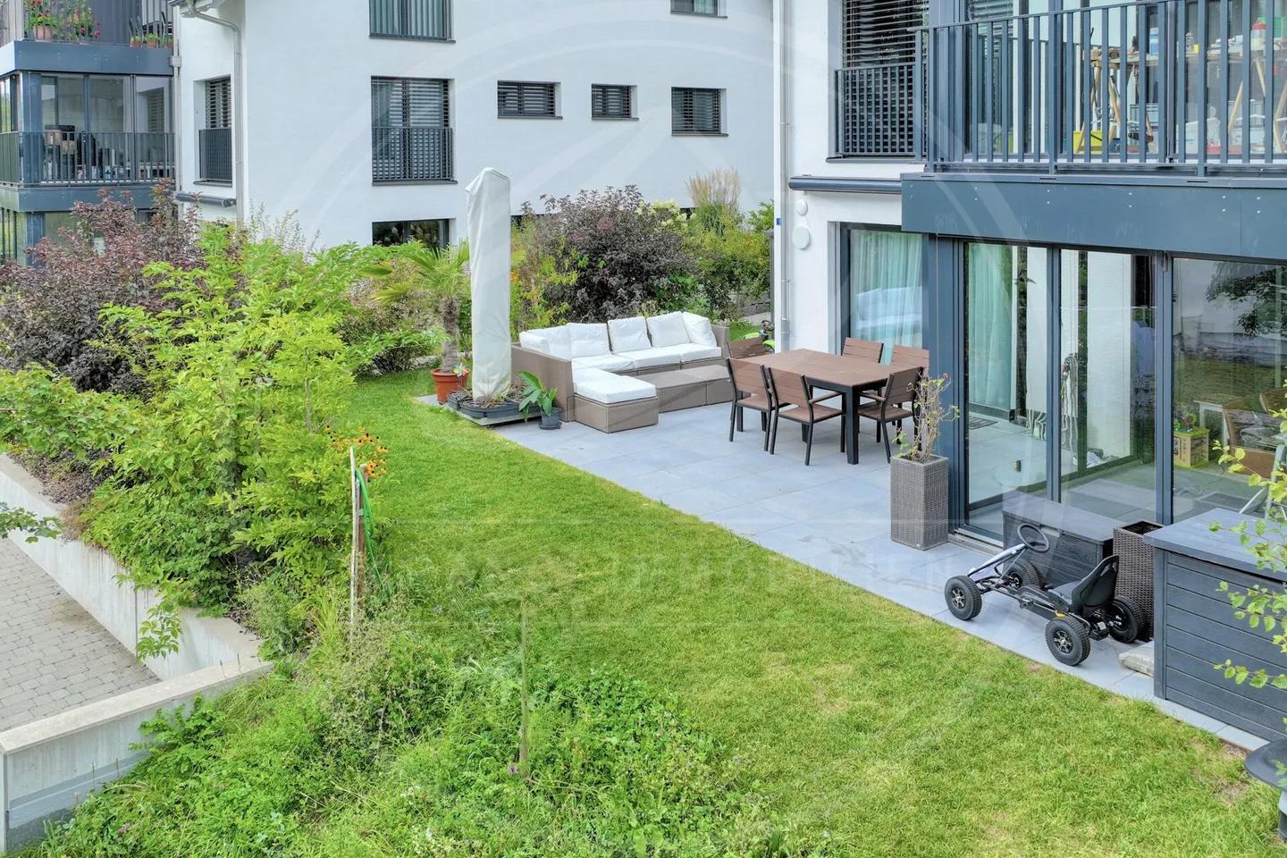 Exklusive 4½-Zimmer-Gartenwohnung mit Wintergarten - Wohnen im Grünen nahe Zürich & Zug - Foto 1 von 17