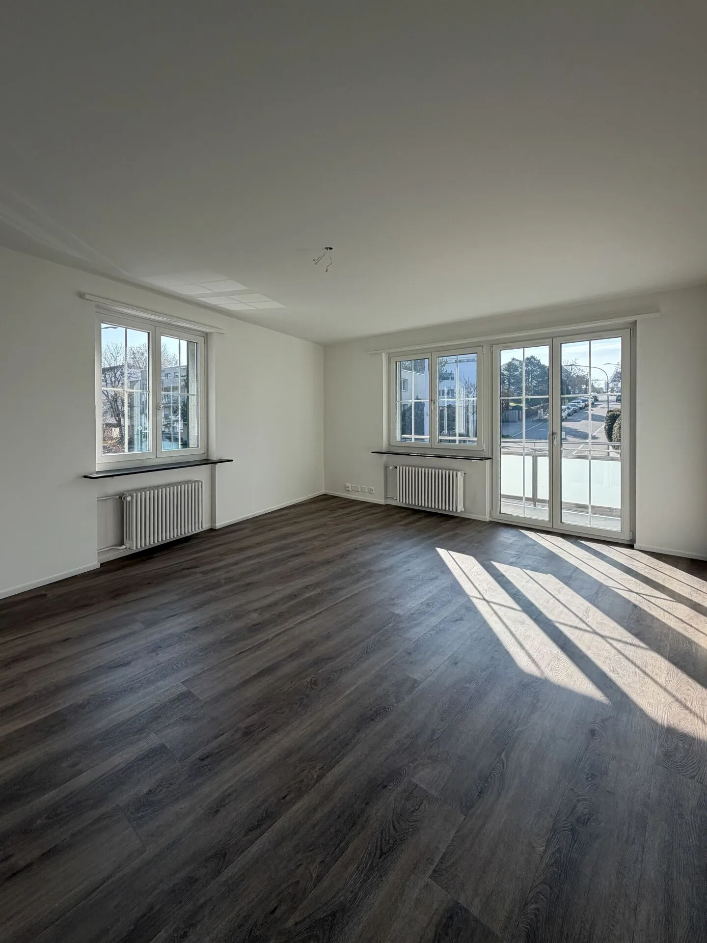 Bright 4-room apartment with balcony on the 1st floor - Photo 2 of 7