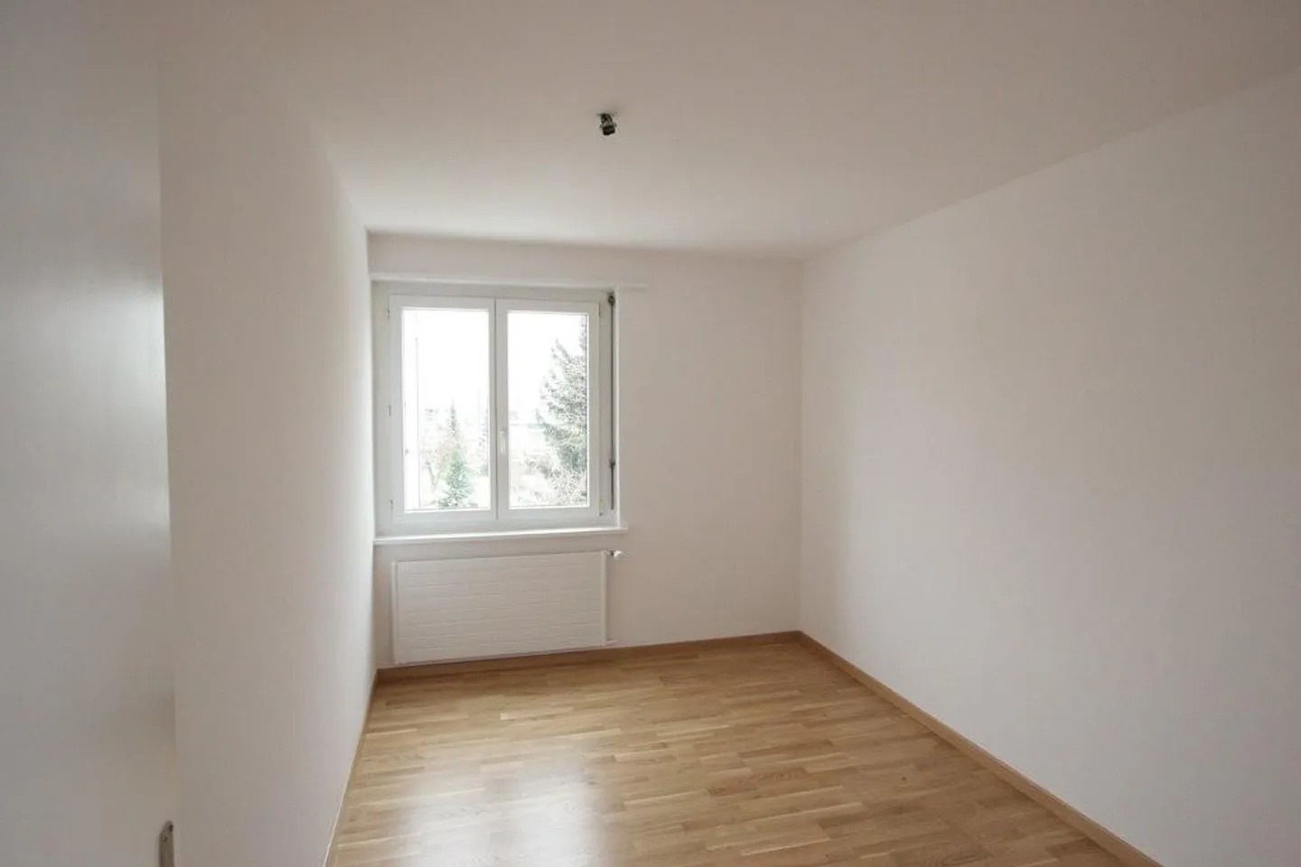 Appartamento temporaneo di 4,5 stanze fino al 31.03.2027 in una posizione centrale e tranquilla - Foto 2 di 5