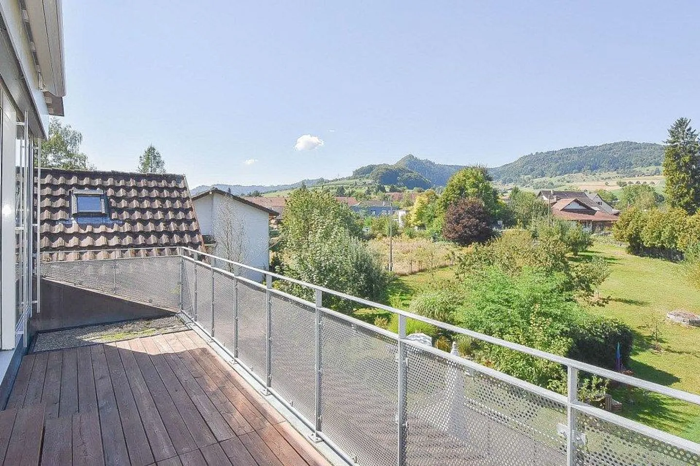 Ampio appartamento mansardato al 2° piano con una bella terrazza - Foto 6 di 13
