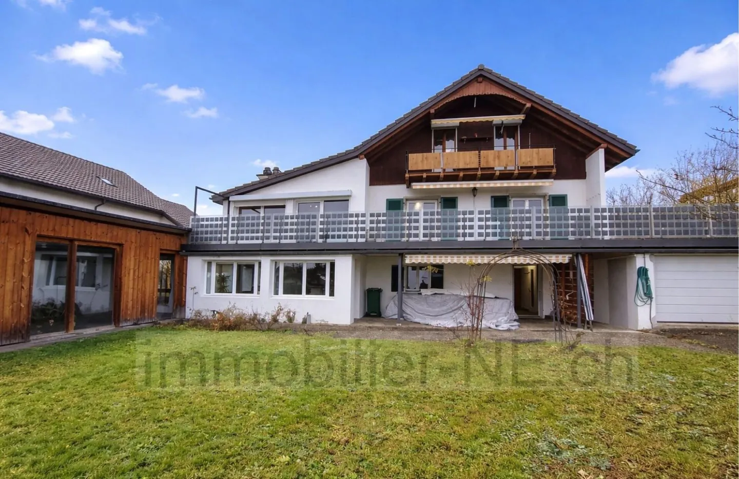 House comprising two independent apartments as well as offices - Photo 1 of 14