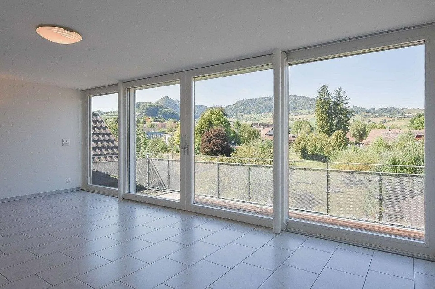 Ampio appartamento mansardato al 2° piano con una bella terrazza - Foto 3 di 13