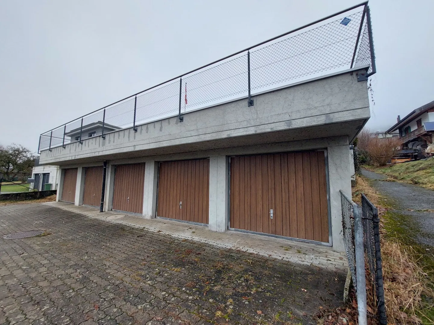 House comprising two independent apartments as well as offices - Photo 2 of 14