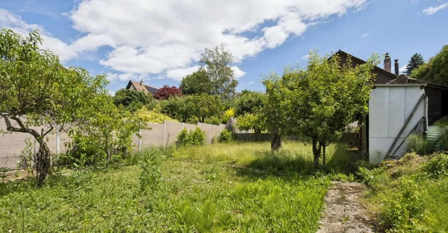 Land with high potential and existing house for investors - Photo 1 of 12