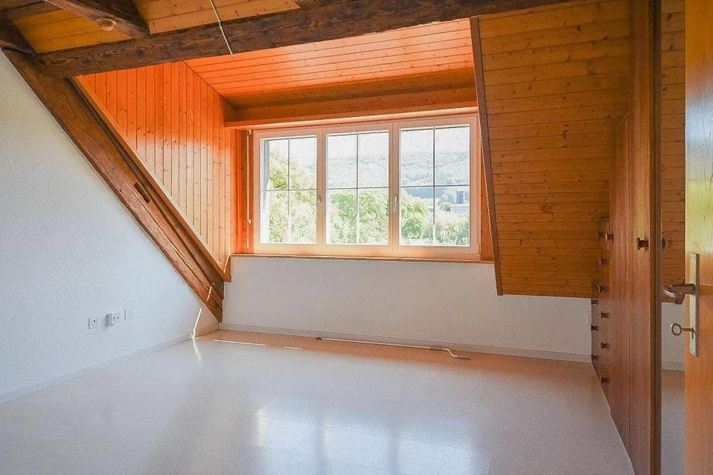 Ampio appartamento mansardato al 2° piano con una bella terrazza - Foto 13 di 13