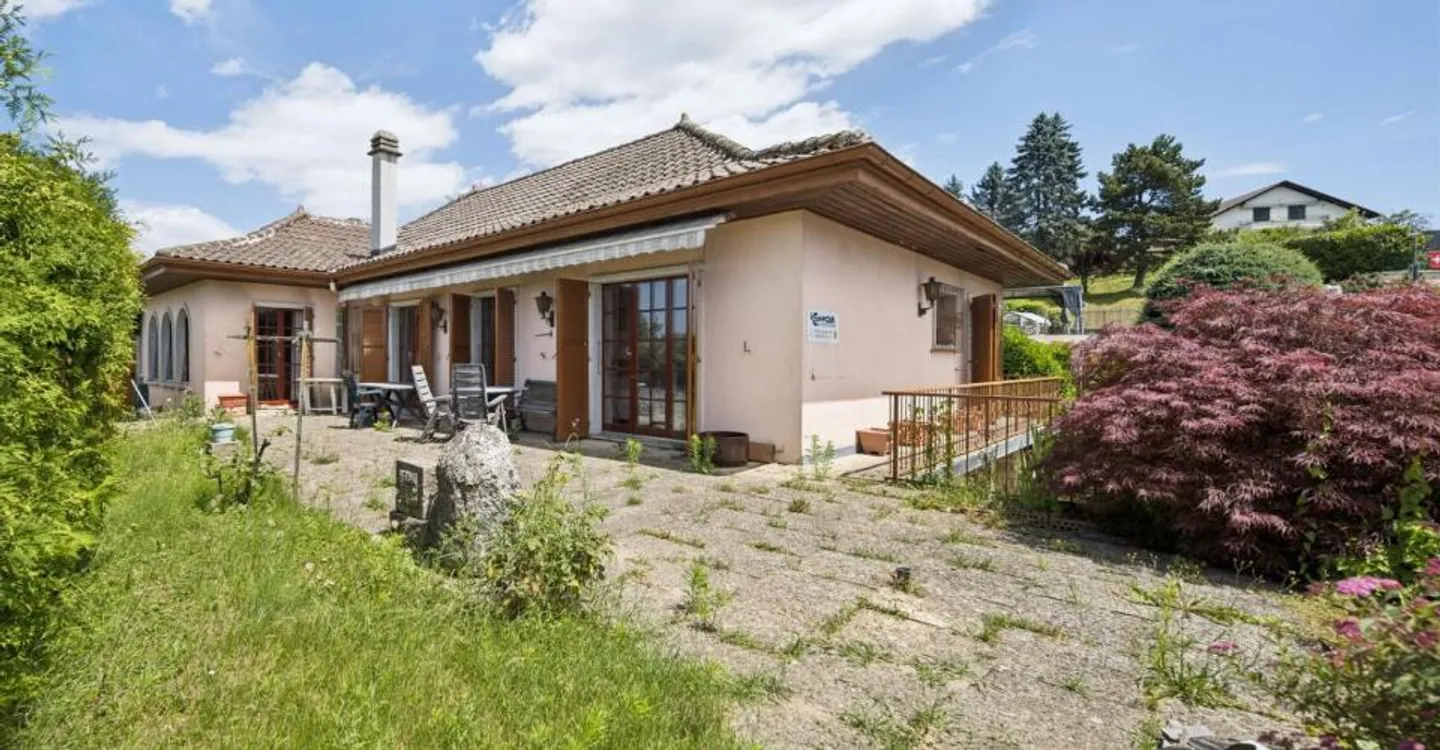 Land with high potential and existing house for investors - Photo 2 of 12