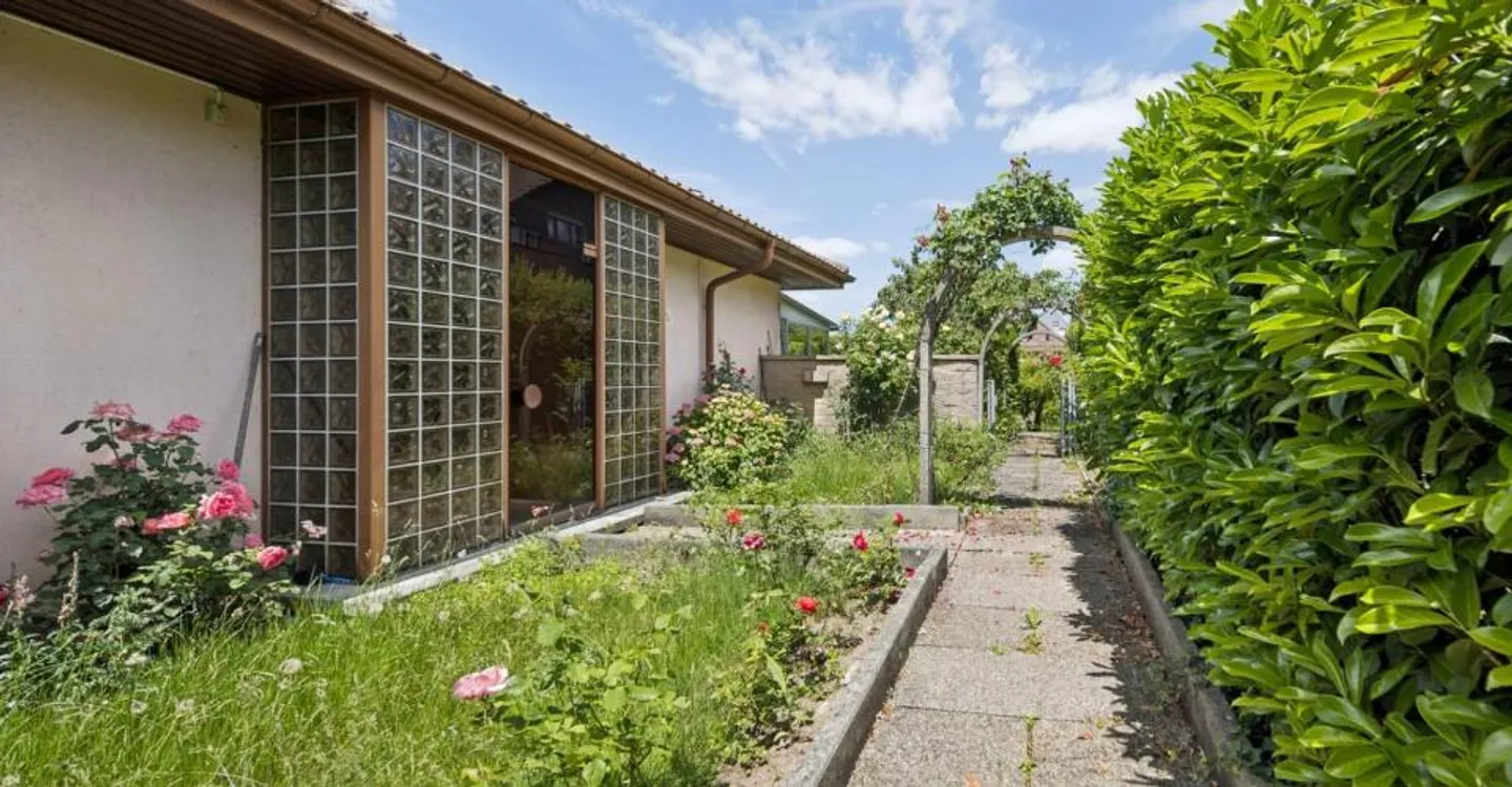Land with high potential and existing house for investors - Photo 3 of 12