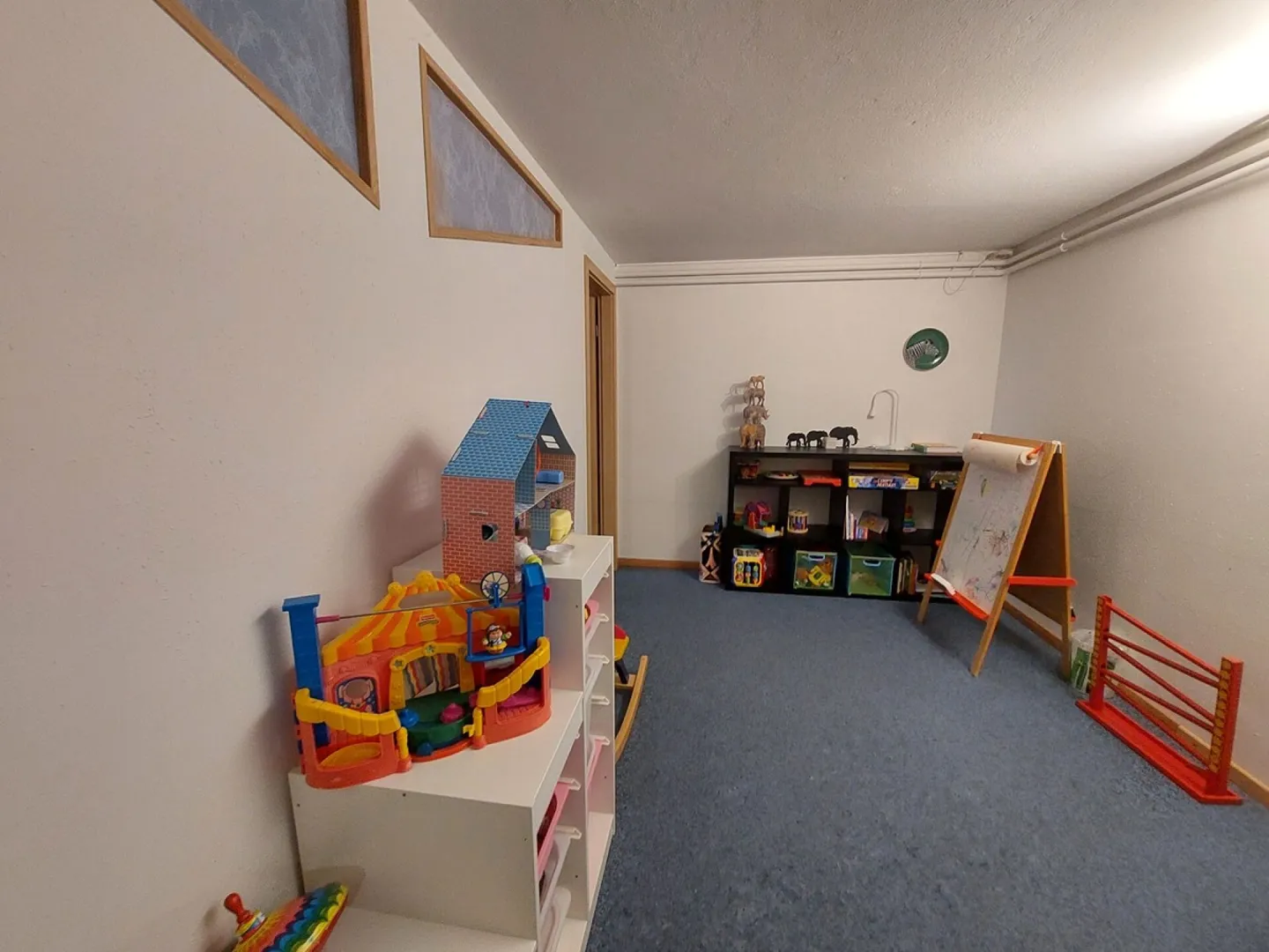 House comprising two independent apartments as well as offices - Photo 12 of 14