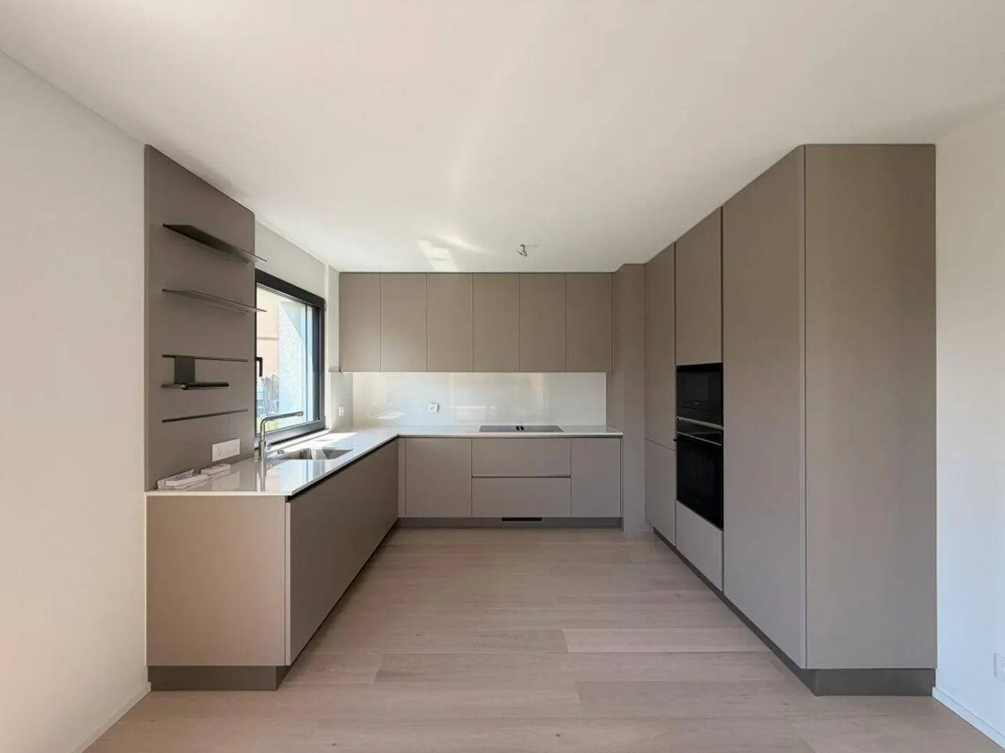 CANOBBIO - APPARTAMENTO 4.5 STANZE COMPLETAMENTE RISTRUTTURATO CON GIARDINO PRIVATO, TECNOLOGIA E COMFORT - Foto 1 di 25