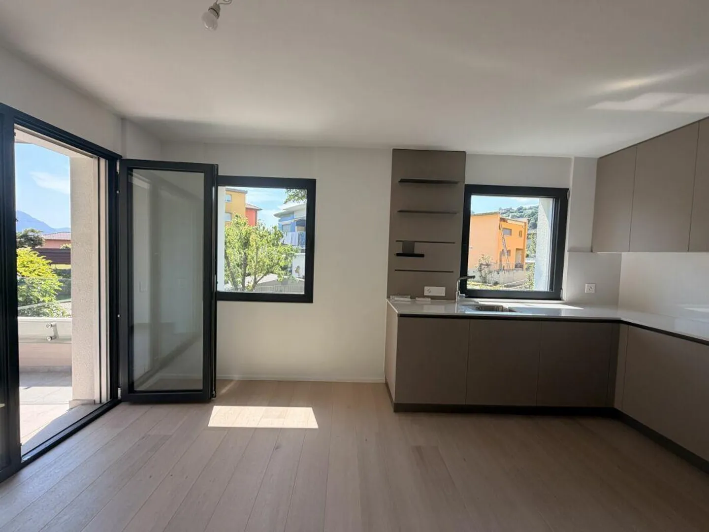 CANOBBIO - APPARTAMENTO 4.5 STANZE COMPLETAMENTE RISTRUTTURATO CON GIARDINO PRIVATO, TECNOLOGIA E COMFORT - Foto 2 di 25