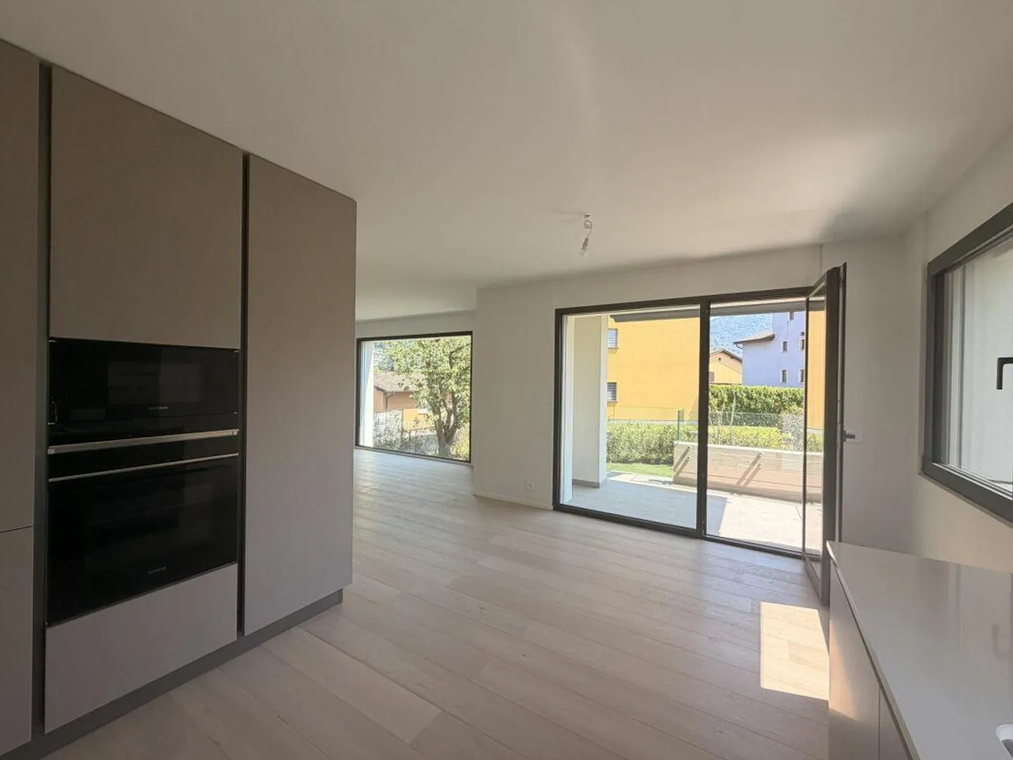CANOBBIO - APPARTAMENTO 4.5 STANZE COMPLETAMENTE RISTRUTTURATO CON GIARDINO PRIVATO, TECNOLOGIA E COMFORT - Foto 3 di 25