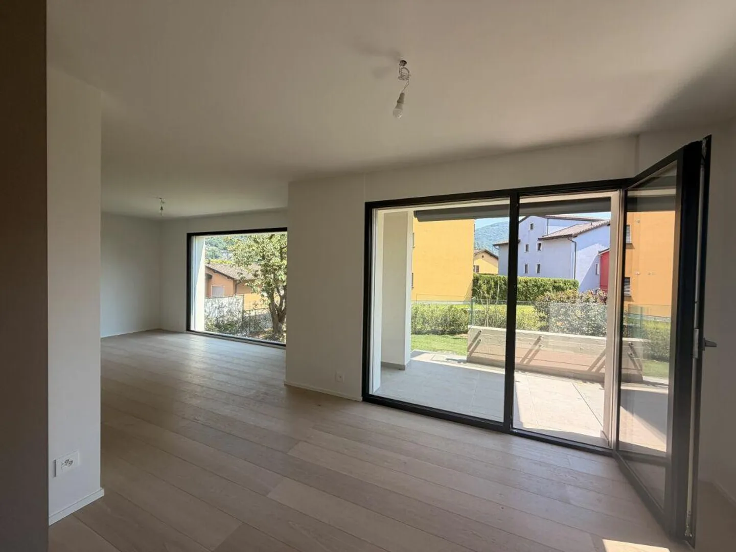 CANOBBIO - APPARTAMENTO 4.5 STANZE COMPLETAMENTE RISTRUTTURATO CON GIARDINO PRIVATO, TECNOLOGIA E COMFORT - Foto 4 di 25