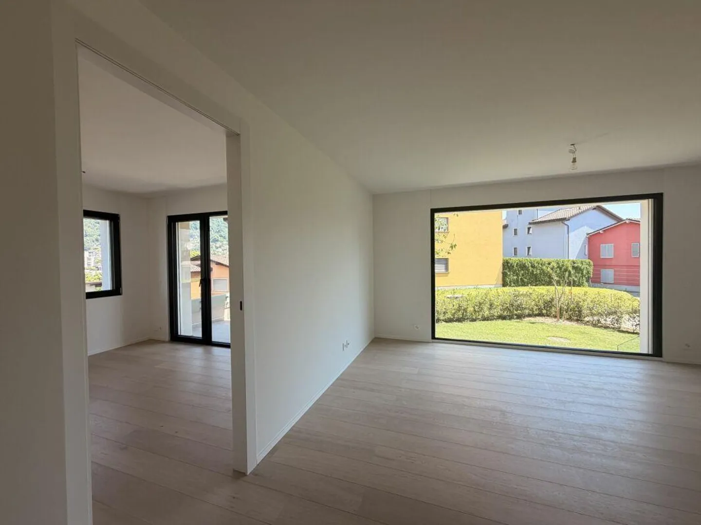 CANOBBIO - APPARTAMENTO 4.5 STANZE COMPLETAMENTE RISTRUTTURATO CON GIARDINO PRIVATO, TECNOLOGIA E COMFORT - Foto 12 di 25