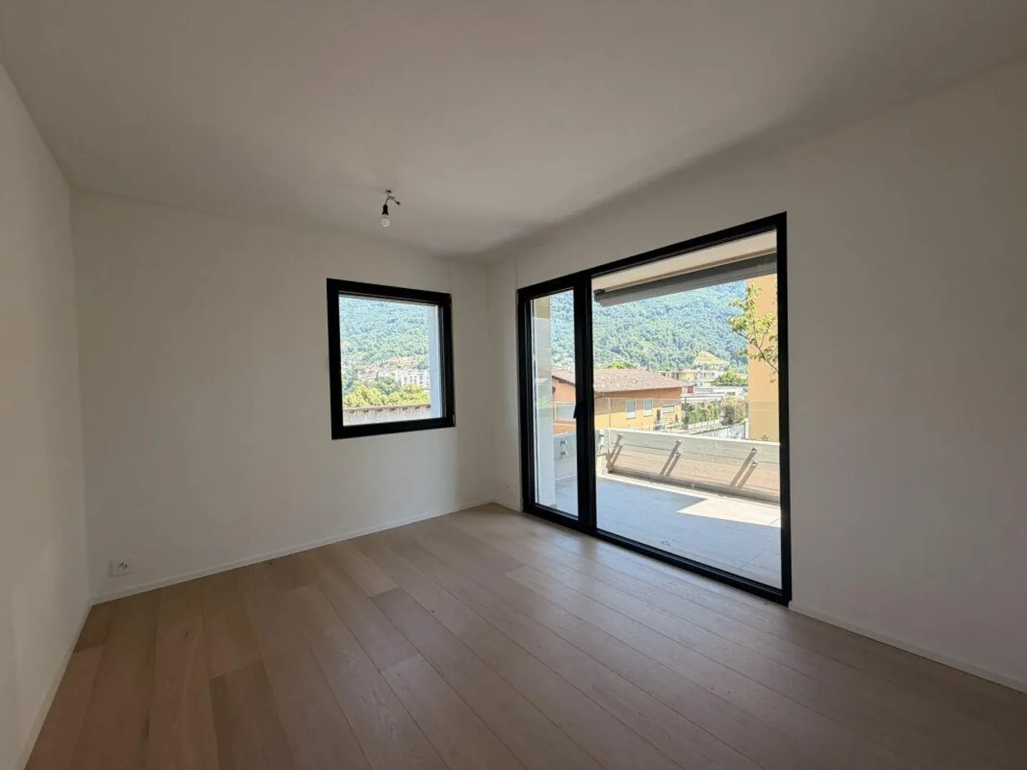 CANOBBIO - APPARTAMENTO 4.5 STANZE COMPLETAMENTE RISTRUTTURATO CON GIARDINO PRIVATO, TECNOLOGIA E COMFORT - Foto 16 di 25