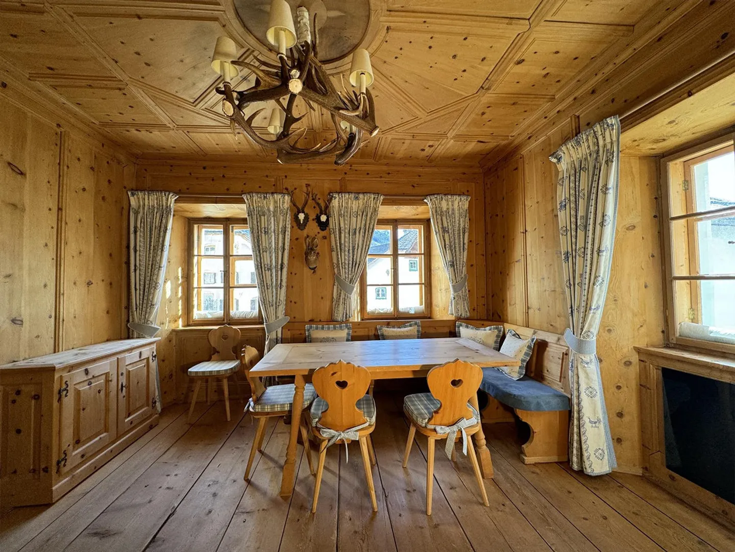 Historical Jewel Meets Modernity: Luxurious Engadin House in Scuol - Photo 3 of 10