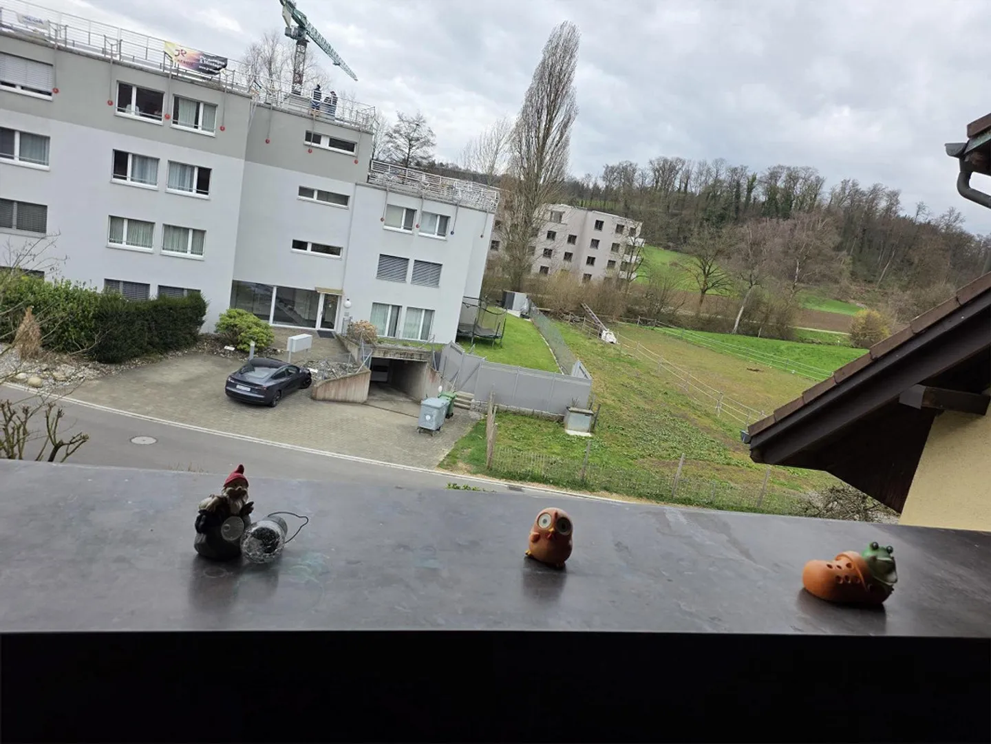 4 1/2 Room Spacious Apartment with Lots of Potential - Photo 4 of 11