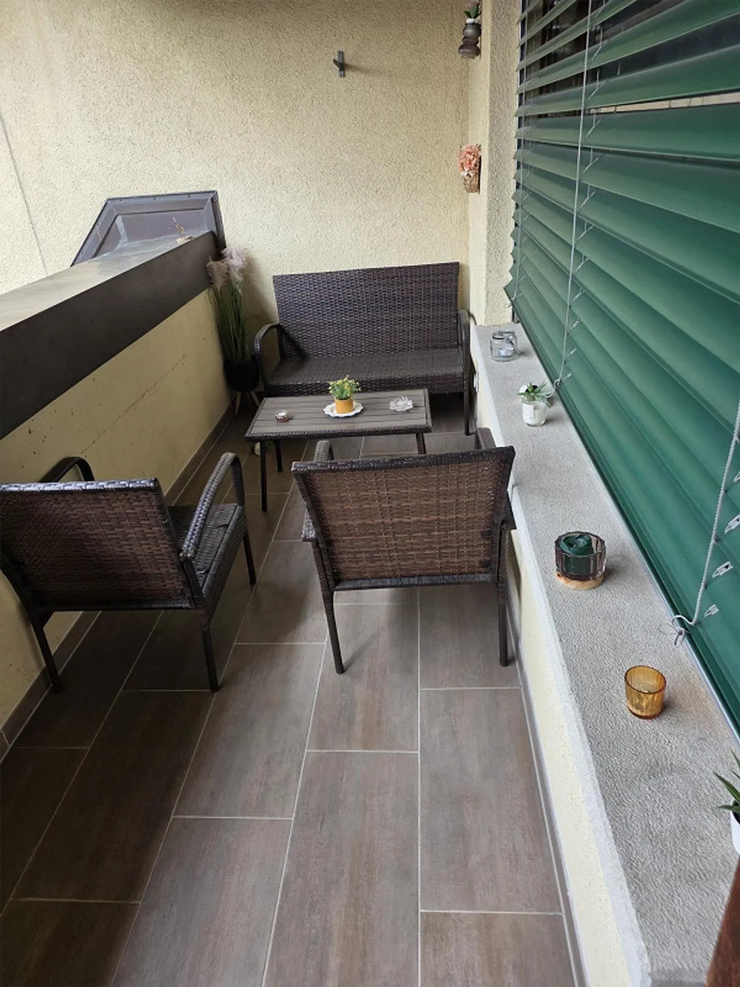 4 1/2 Room Spacious Apartment with Lots of Potential - Photo 5 of 11