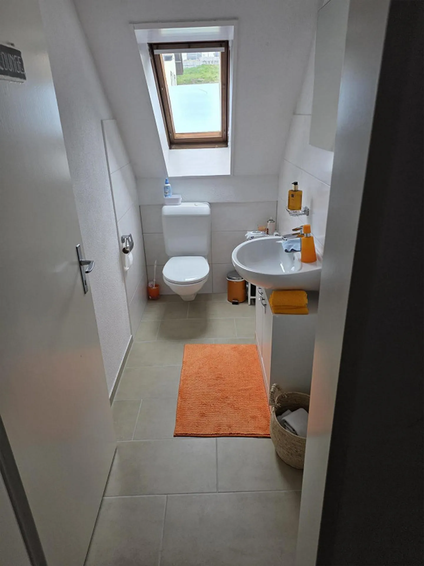 4 1/2 Room Spacious Apartment with Lots of Potential - Photo 9 of 11