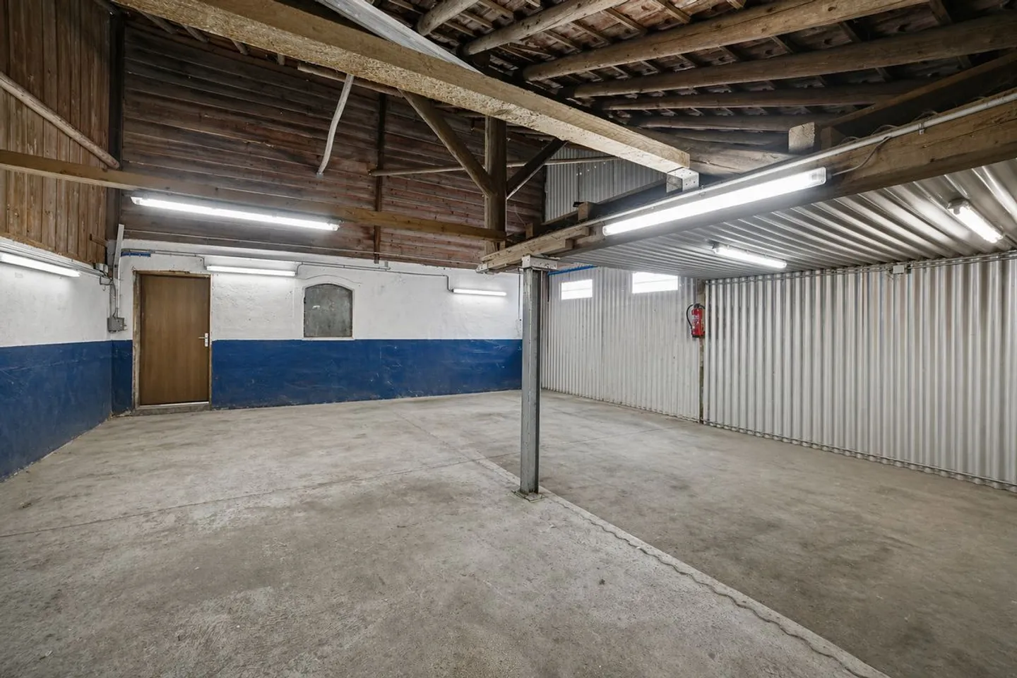 Grange à rénover avec de beaux volumes et un potentiel de transformation en plusieurs appartements - Photo 2 sur 8
