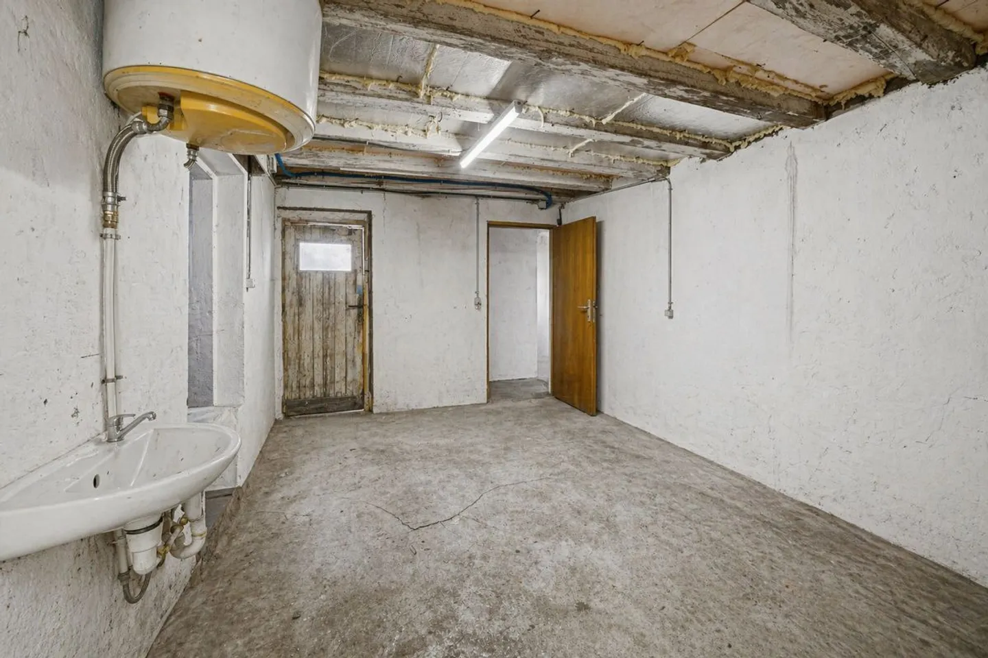 Grange à rénover avec de beaux volumes et un potentiel de transformation en plusieurs appartements - Photo 4 sur 8