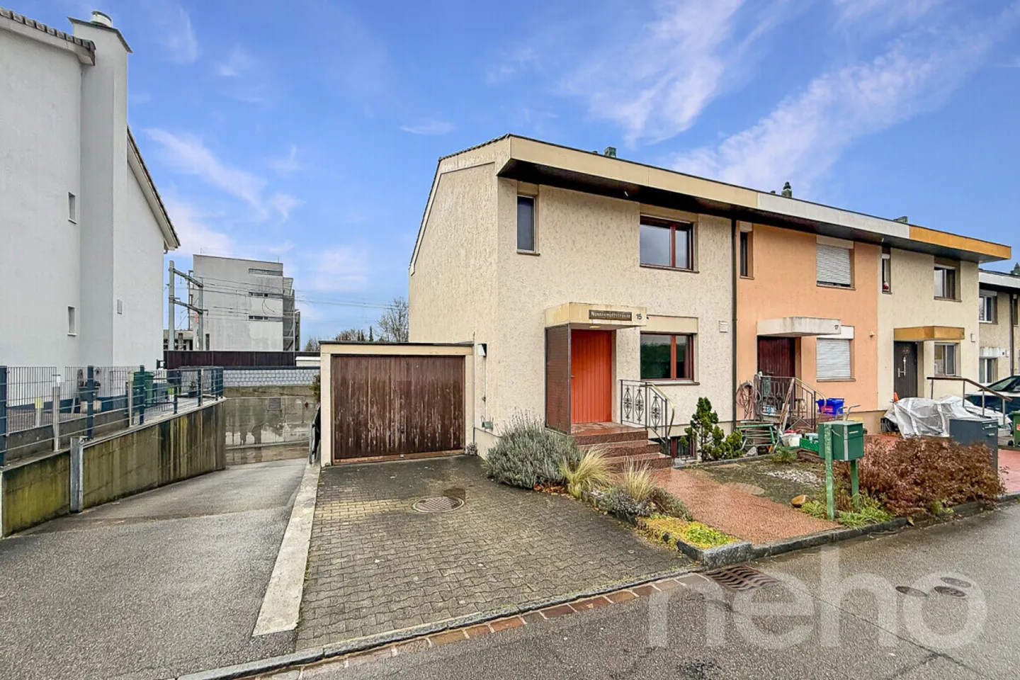 Maison de rangée d'angle avec beaucoup de potentiel dans un emplacement central à Ettingen - Photo 2 sur 9