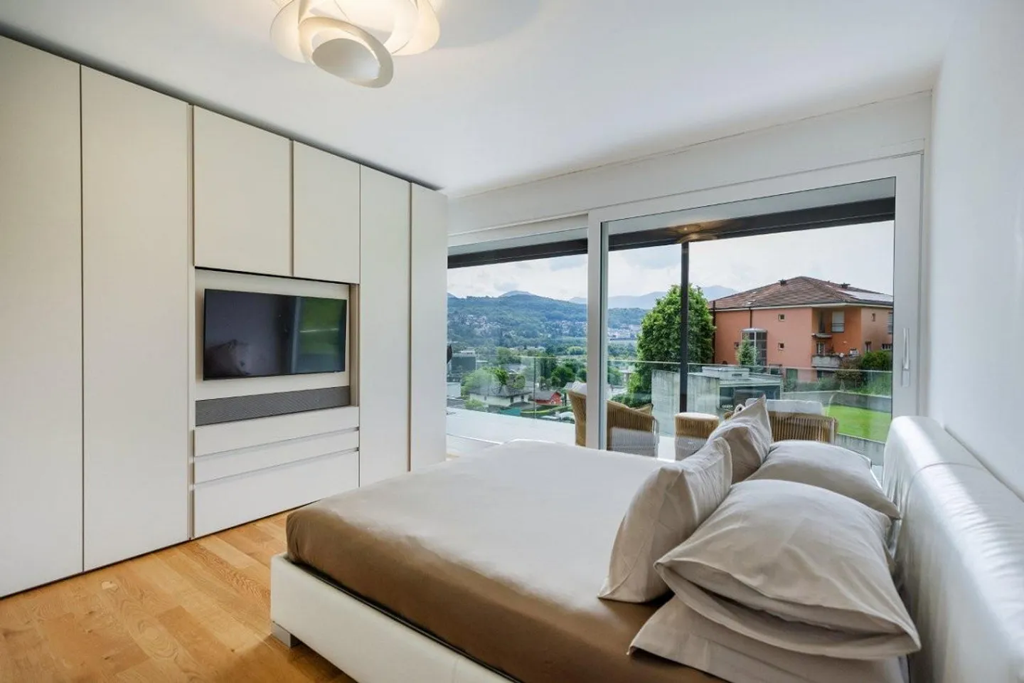Exclusive duplex apartment with 5.5 rooms in Manno – Modern and panoramic view - Photo 10 of 11