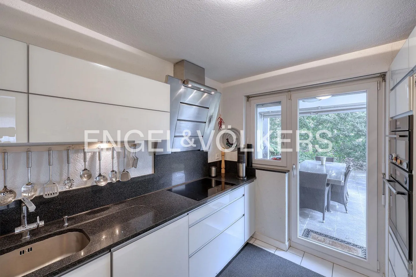 Single-family house in a preferred location with a wide view and perspective - Photo 3 of 7