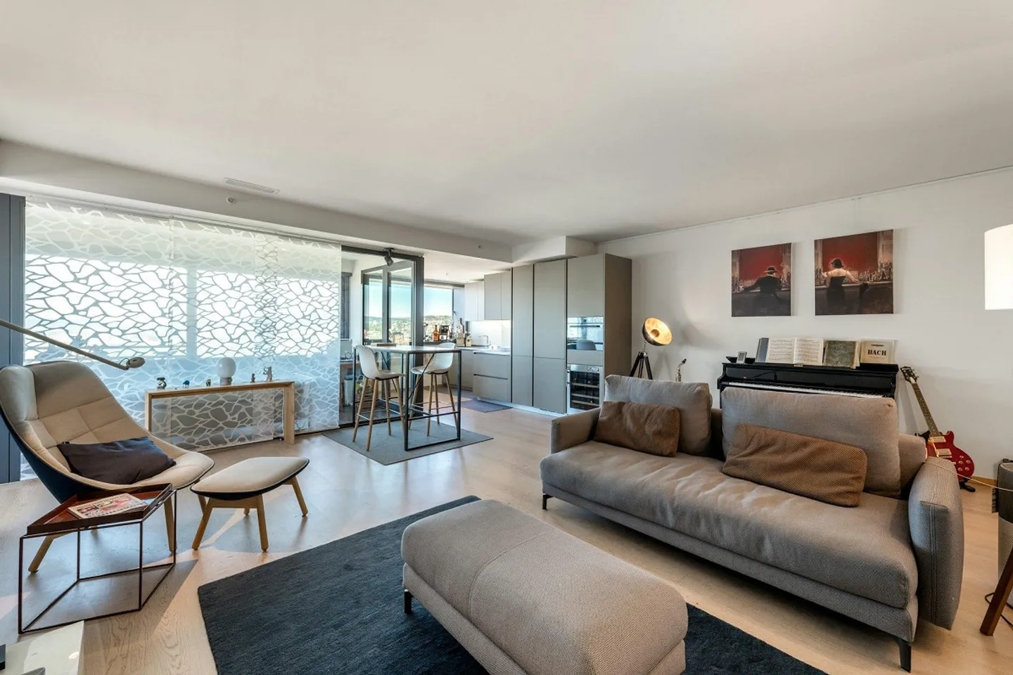 High above Zurich - Exclusive Living on the 19th Floor - Photo 2 of 12