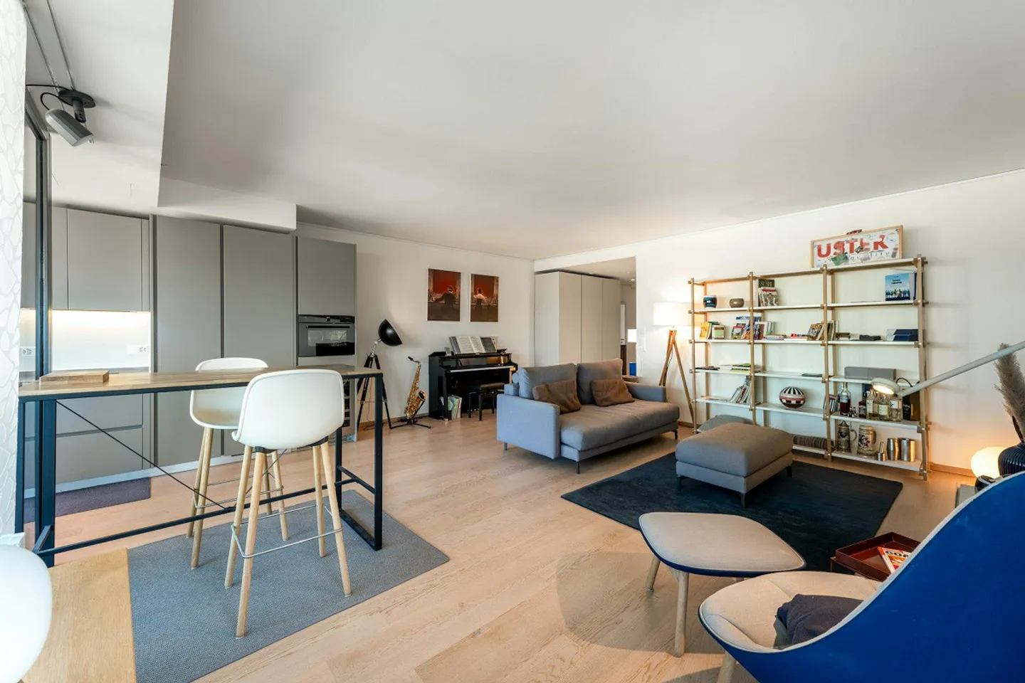 High above Zurich - Exclusive Living on the 19th Floor - Photo 3 of 12