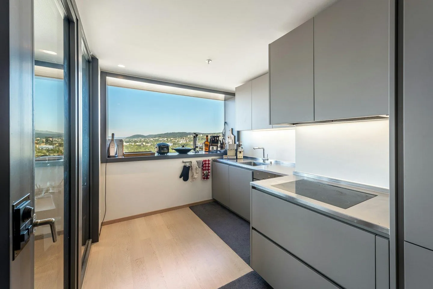 High above Zurich - Exclusive Living on the 19th Floor - Photo 4 of 12