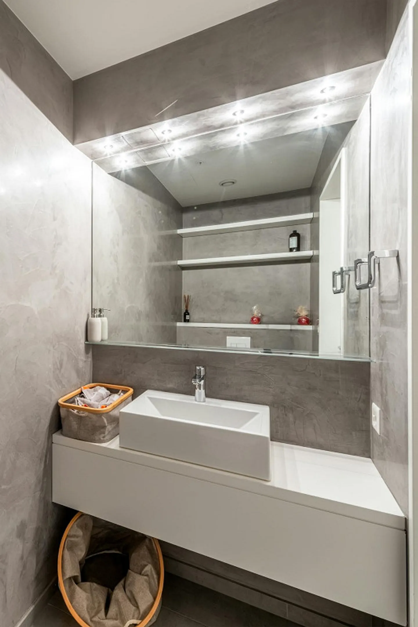 High above Zurich - Exclusive Living on the 19th Floor - Photo 6 of 12