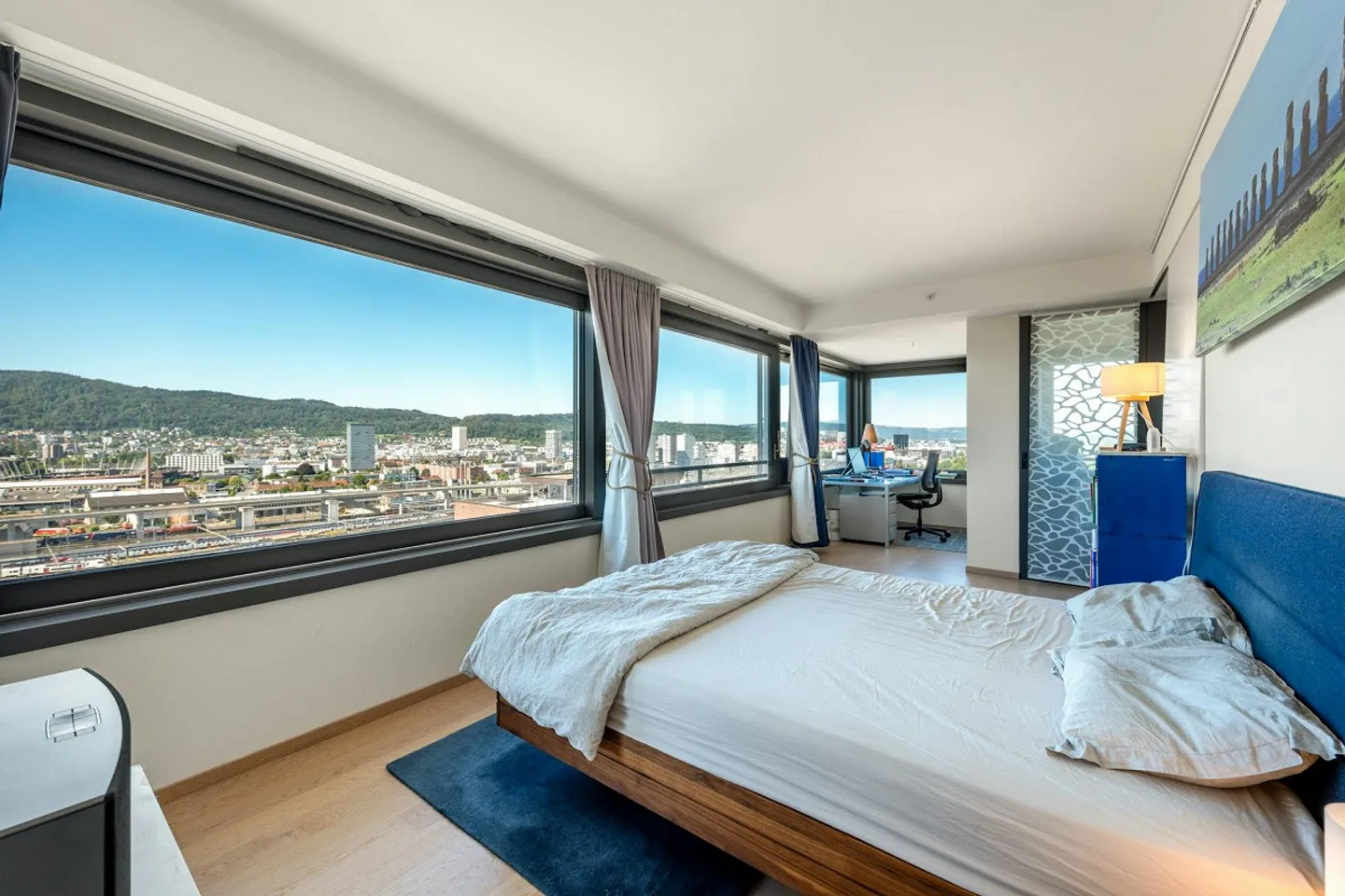 High above Zurich - Exclusive Living on the 19th Floor - Photo 7 of 12