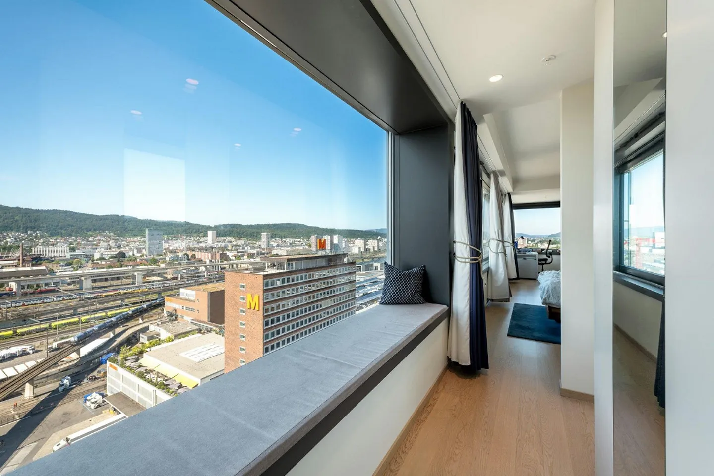 High above Zurich - Exclusive Living on the 19th Floor - Photo 8 of 12