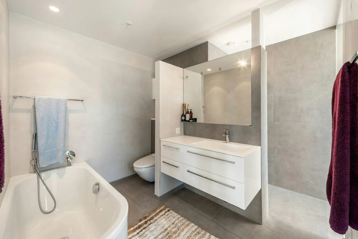High above Zurich - Exclusive Living on the 19th Floor - Photo 9 of 12