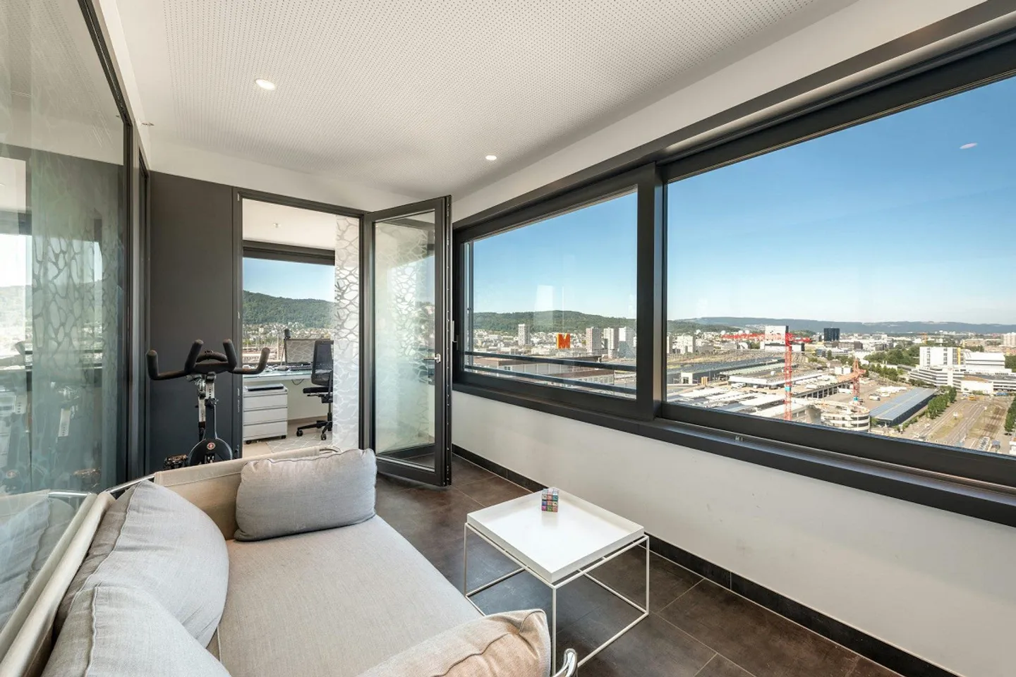 High above Zurich - Exclusive Living on the 19th Floor - Photo 11 of 12