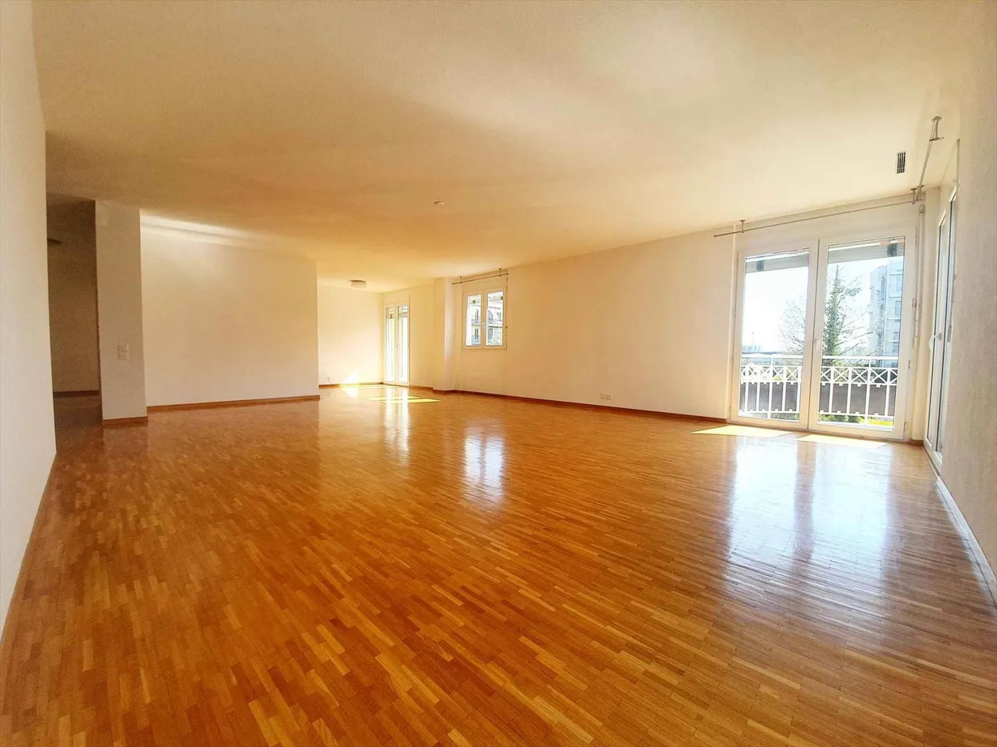 Charming apartment with 4.5 rooms and two balconies - Photo 1 of 5