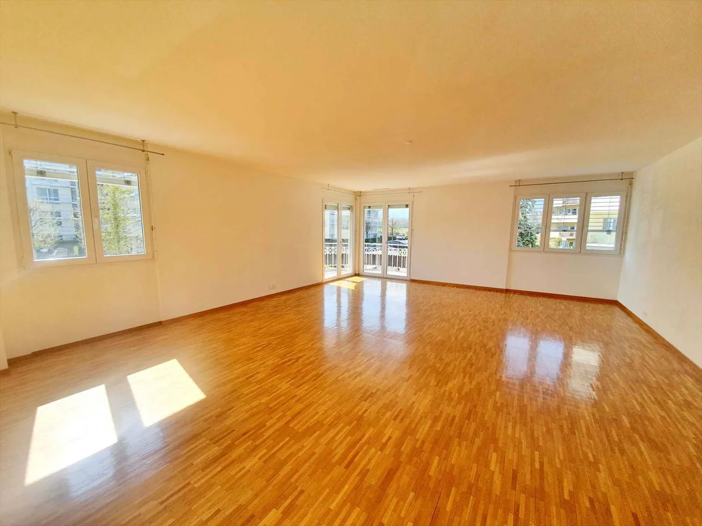 Charming apartment with 4.5 rooms and two balconies - Photo 2 of 5
