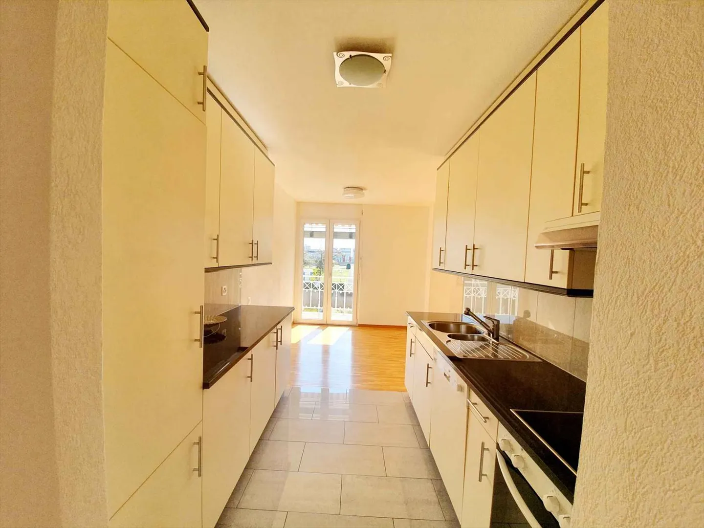 Charming apartment with 4.5 rooms and two balconies - Photo 3 of 5