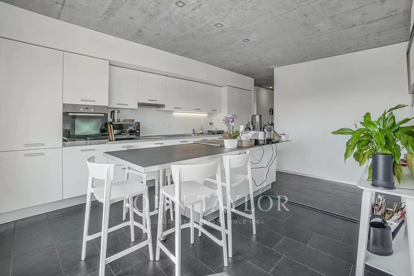 UNUSUAL! Modern Apartment with 240m2 - Photo 8 of 13