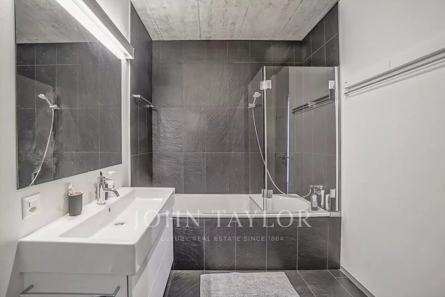 UNUSUAL! Modern Apartment with 240m2 - Photo 13 of 13