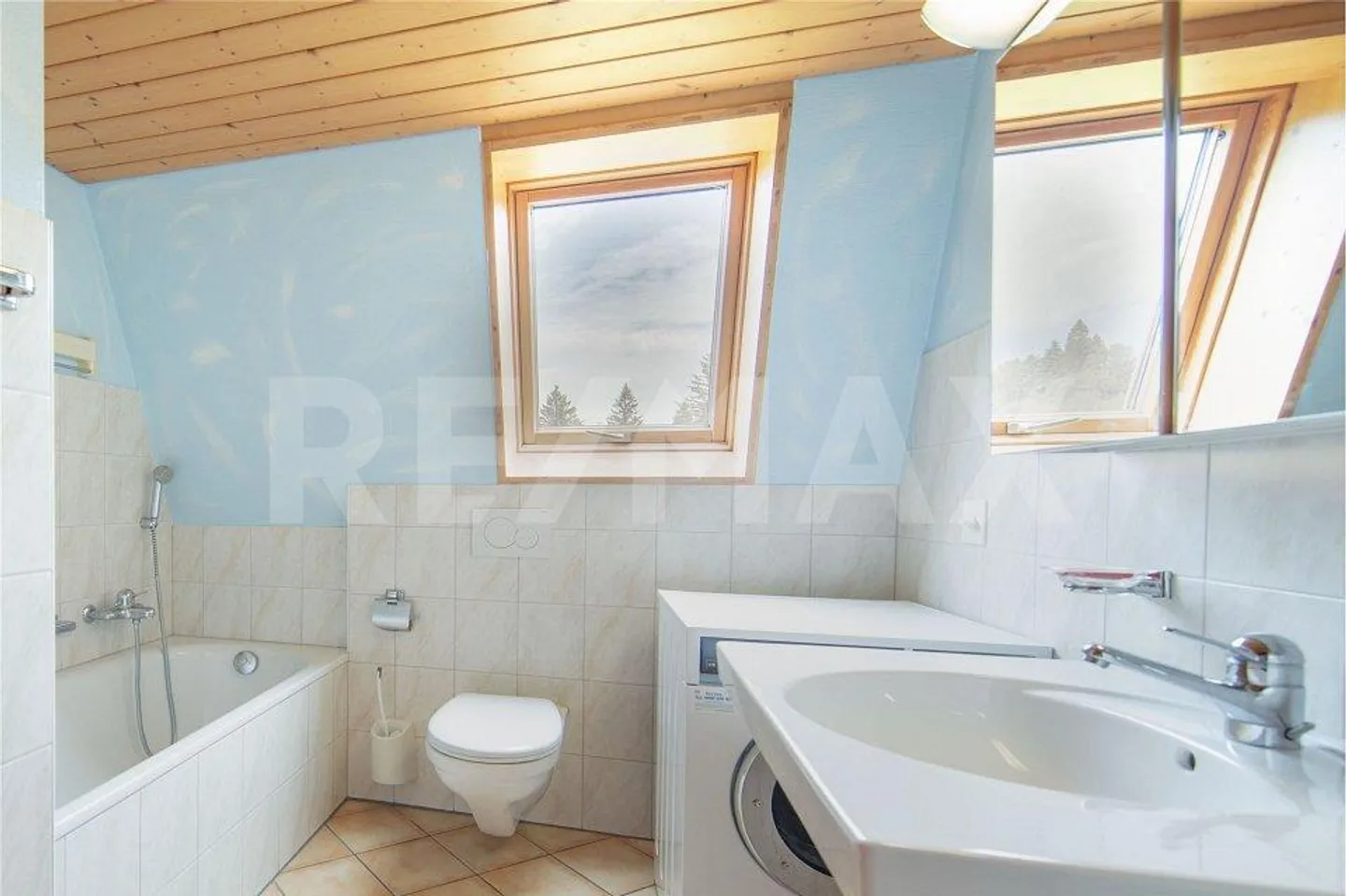 Grande casa con appartamento di 5,5 stanze e ristorante, Sattel-Hochstuckli SZ - Foto 6 di 13