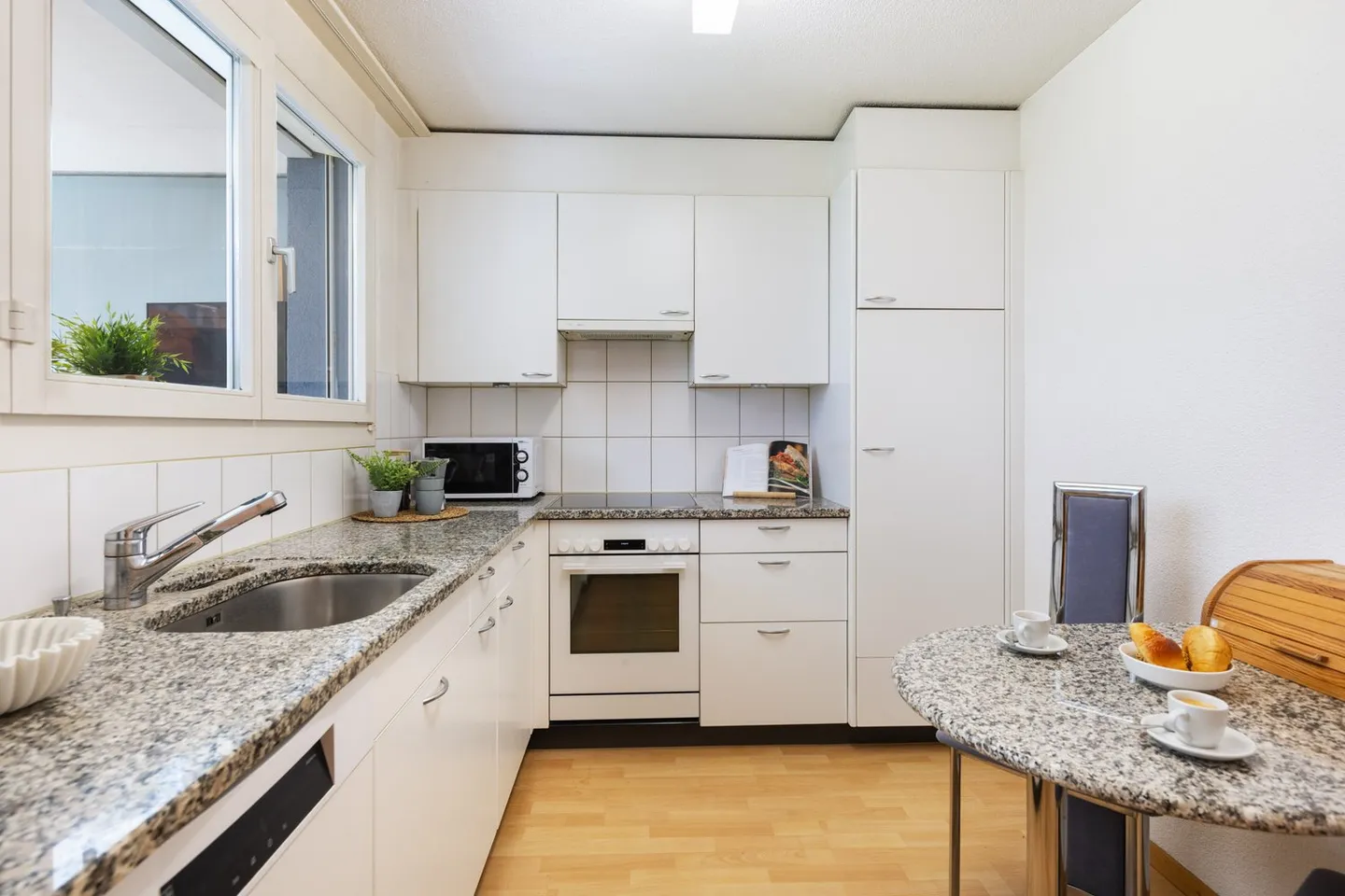 Appartement de jardin - spacieux et bien conçu - Photo 3 sur 8